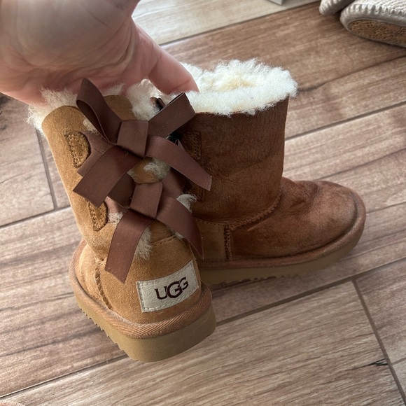 Ugg Bailey Bow toddler boots size 7. - Picture 4 of 6